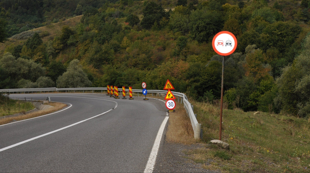 Marcaje rutiere și indicatoare: de ce trebuie gândite împreună